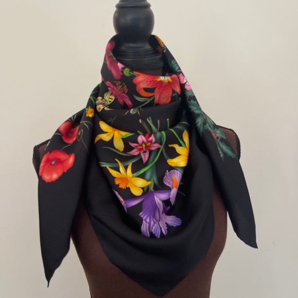 New Gucci Scarf Iconic Floral Black Silk Wrap - Picture 9 of 15